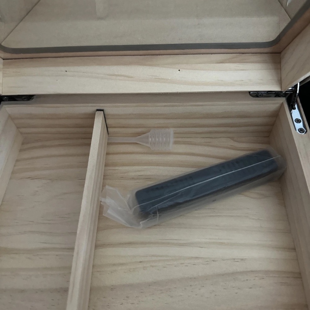 Red Cigar Humidor Box - Picture 4 of 4